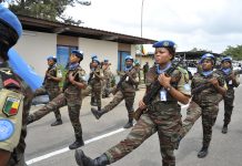 Crédit photo : parade pour honorer le service du 15e contingent de Casques bleus béninois dans l'ONUCI (UN Photo/Hien Macline/2012)