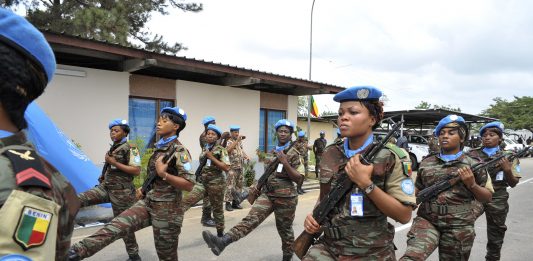 Crédit photo : parade pour honorer le service du 15e contingent de Casques bleus béninois dans l'ONUCI (UN Photo/Hien Macline/2012)